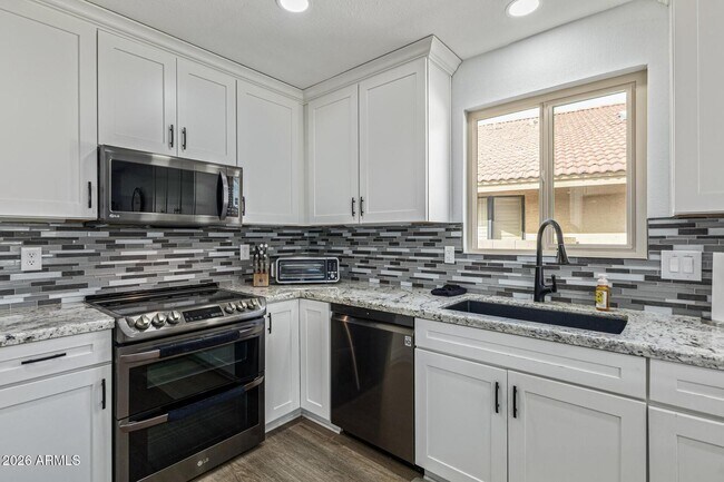 Building Photo - 26241 S Lakemont Dr