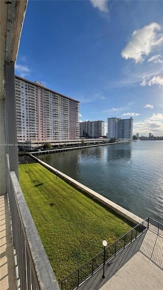 Building Photo - 17500 N Bay Rd
