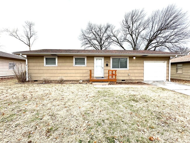 Building Photo - NEWLY REMODELED 3 BEDROOM 1 BATH IN WEBB C...