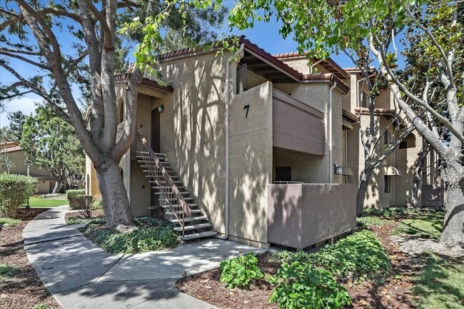 Building Photo - 2 Bedroom, 1 Bath, Upstairs Condo in the C...
