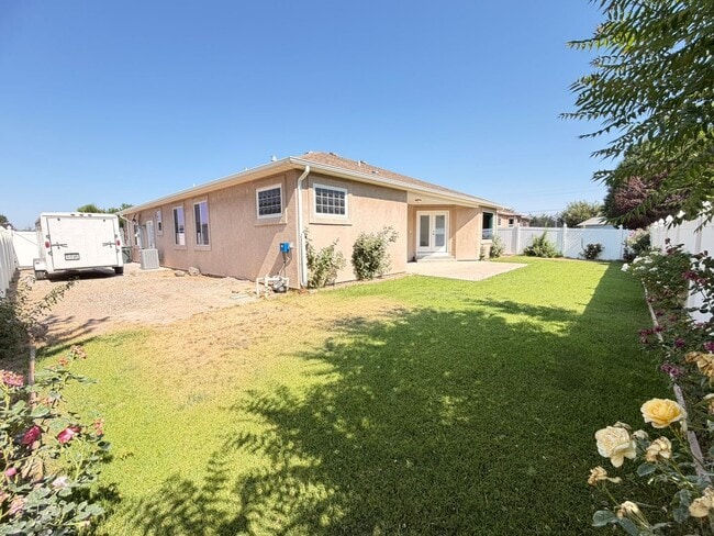 Building Photo - GORGEOUS 3Bed 2Bath 3Car Garage in NorthEast GJ!!!!!