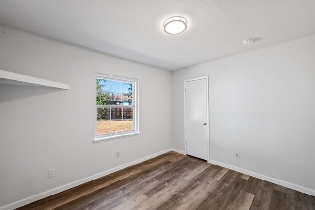 Building Photo - 2215 Overbrook Dr
