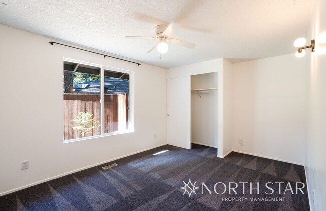 Building Photo - Charming One Level Home In The Four Seasons Neighborhood