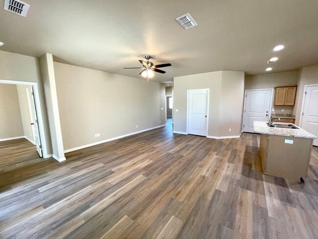 Building Photo - Beautiful 4 Bedroom Home in Kingman Crossing Community.