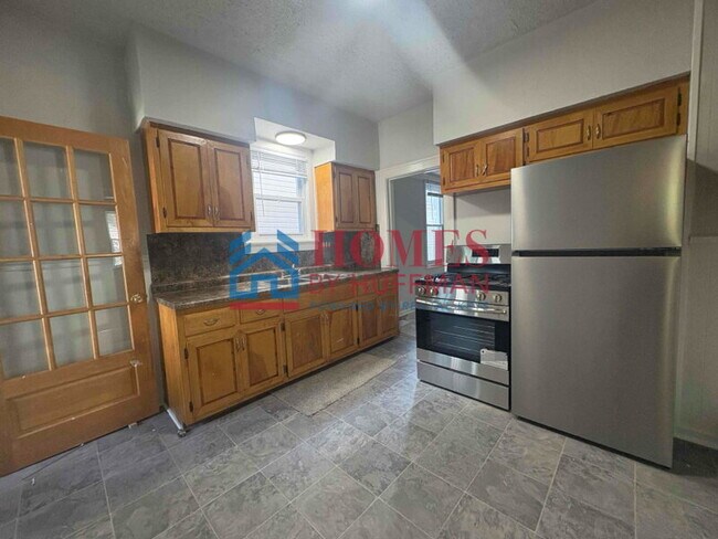 Building Photo - Two Bedroom House | Detached Garage