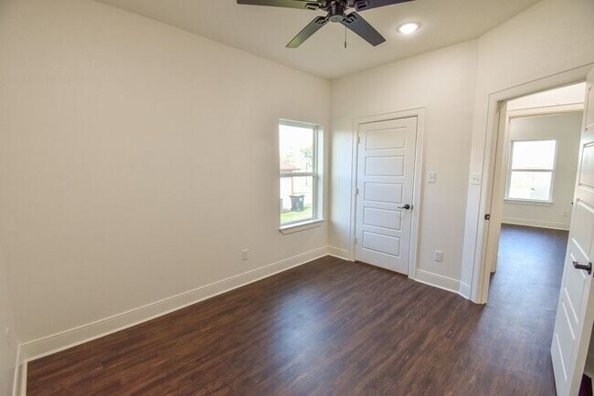 Building Photo - Tour Today! Stunning 4 Bedroom 2 Bath in W...