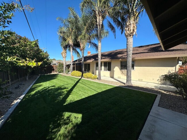 Building Photo - Single Story 3 Bedroom, 3 Full Bath / Best...