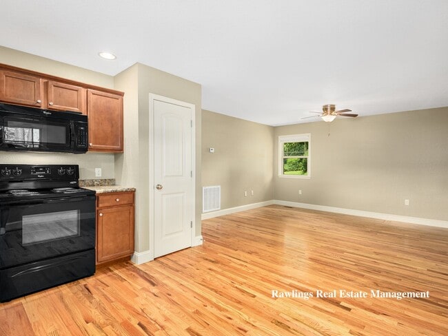 Building Photo - Charming Weaverville Bungalow