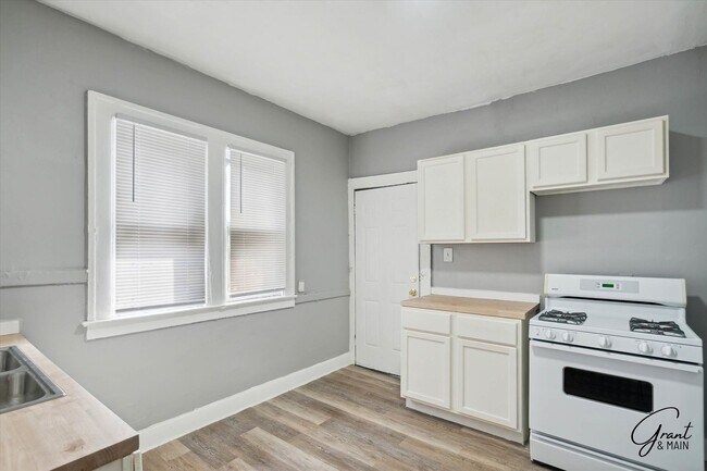 Building Photo - 3813 W Euclid St