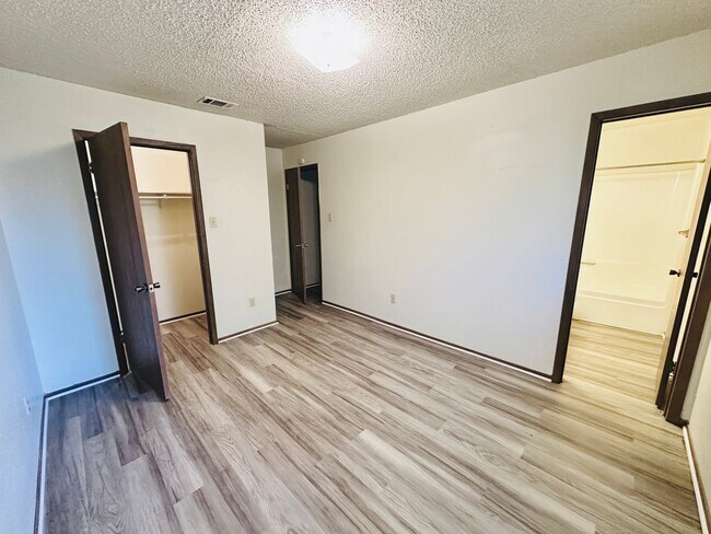 Building Photo - T068 DUNDE