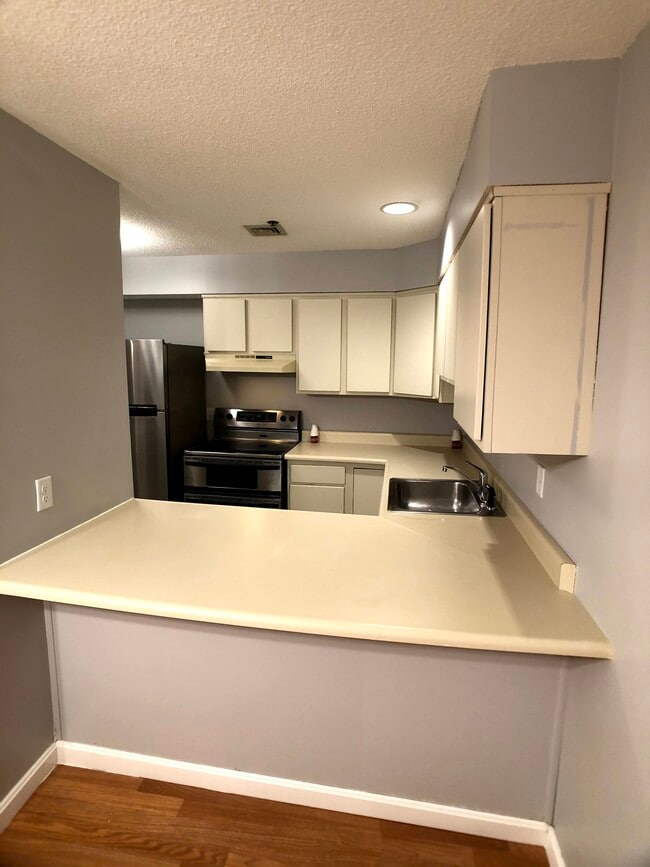 Kitchen - 108 Hunters Run Pl