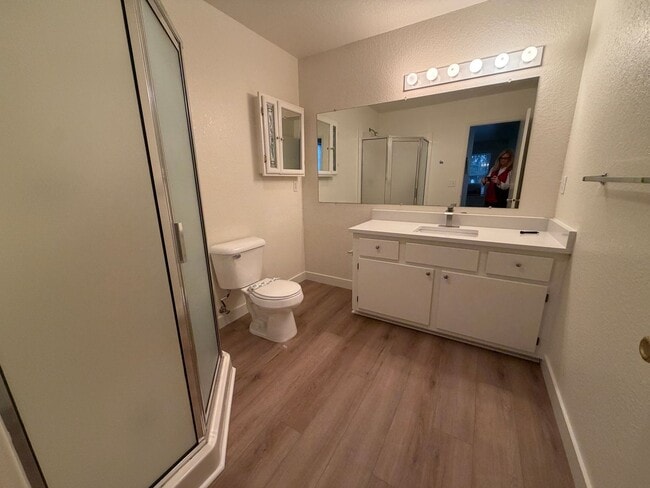 Building Photo - MOVE IN SPECIAL!  Beautifully Remodeled, Easy Living Townhome. Location, Location!