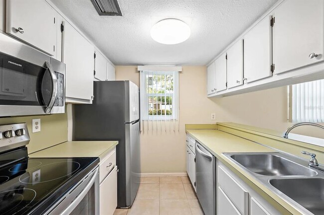Building Photo - 2525 W Bay Dr