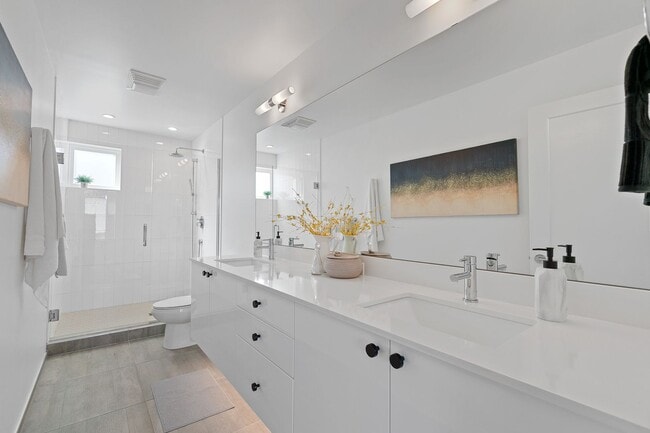 Building Photo - Modern 2bd/2ba Townhome with Rooftop & Par...