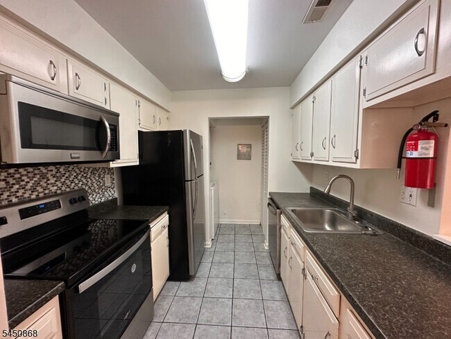 Building Photo - 111 Almond Dr