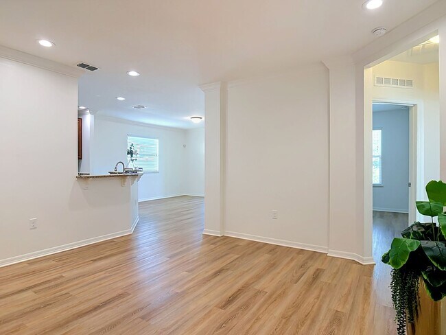 Building Photo - 221 W Fiesta Key Loop
