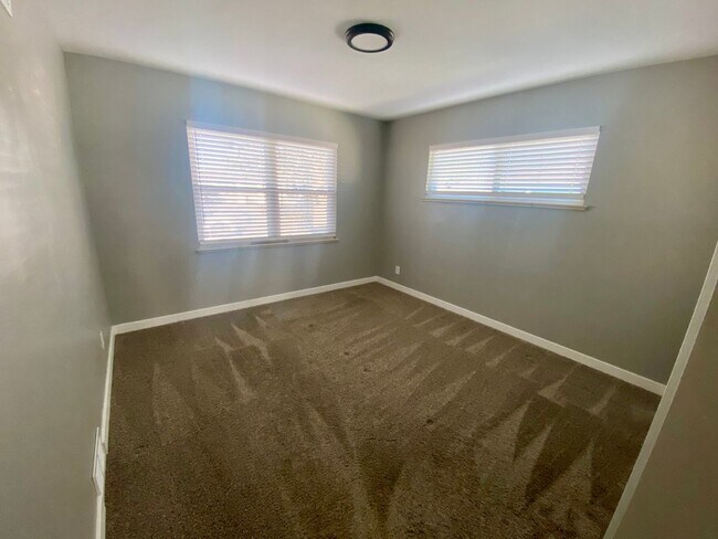 Building Photo - 2 Bedroom Single Family Home in Denver