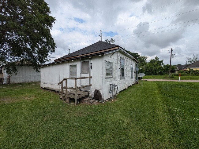 Building Photo - 3490 Thomas Park