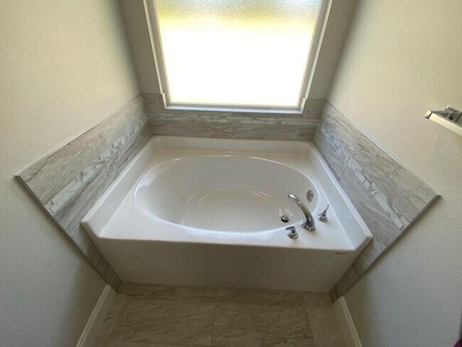 Building Photo - Spacious 3 Bedroom Home in Mary Esther!