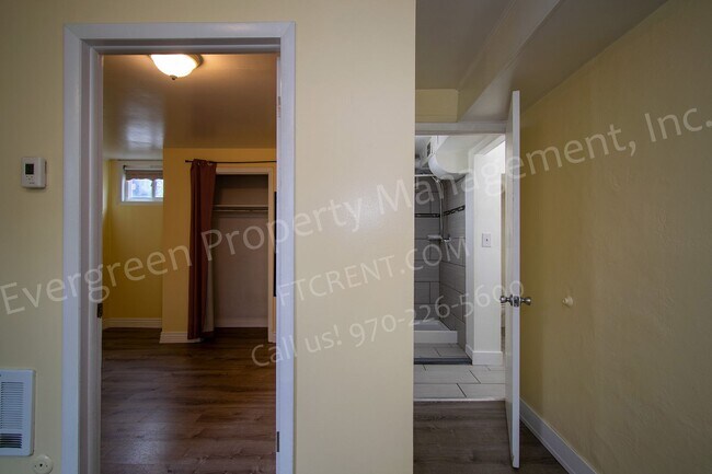 Building Photo - Updated Garden Level Apartment in Central ...