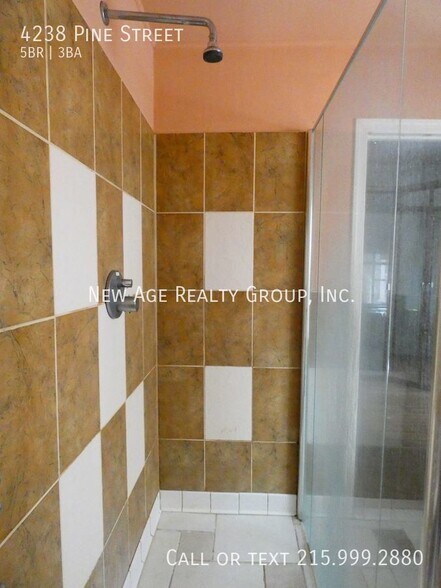 Building Photo - 4238 Pine St