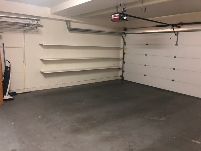 Building Photo - Modern Comfort in a Prime Location – 2BR Townhome with Garage & Community Amenities