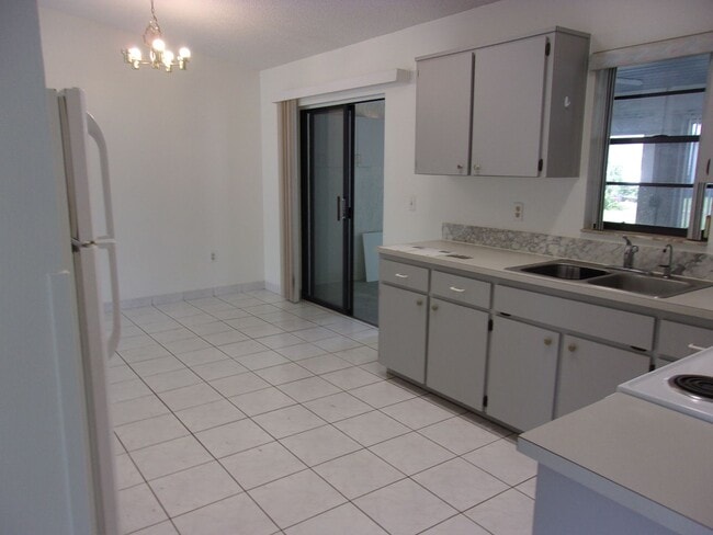 Building Photo - 2261 Maximilian Ave