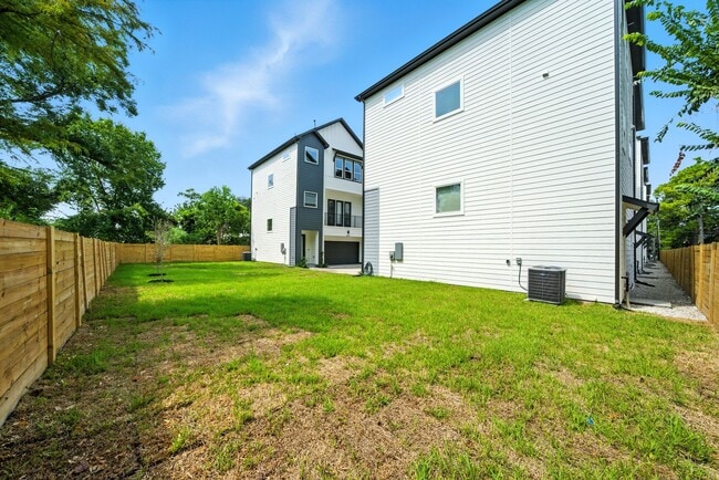 Building Photo - 2304 Hoskins Dr