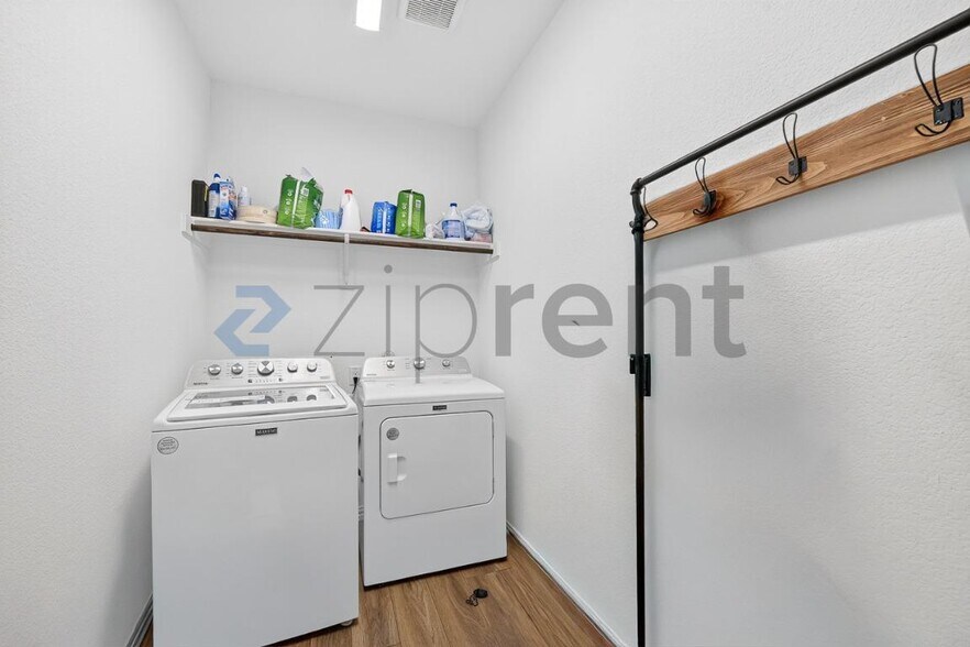 Building Photo - Unit