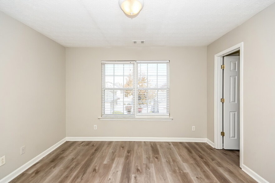 Building Photo - 542 W Oaks Dr