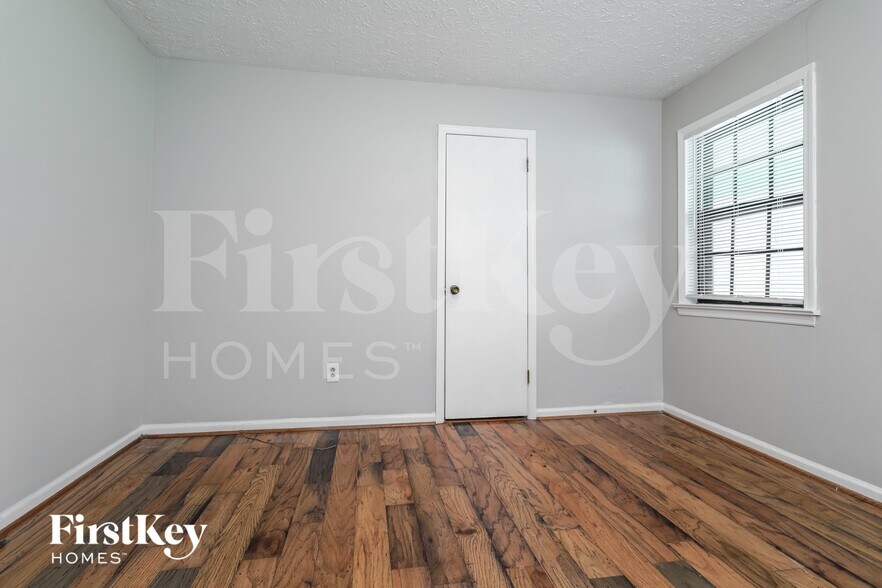 Building Photo - 3704 Newport Dr