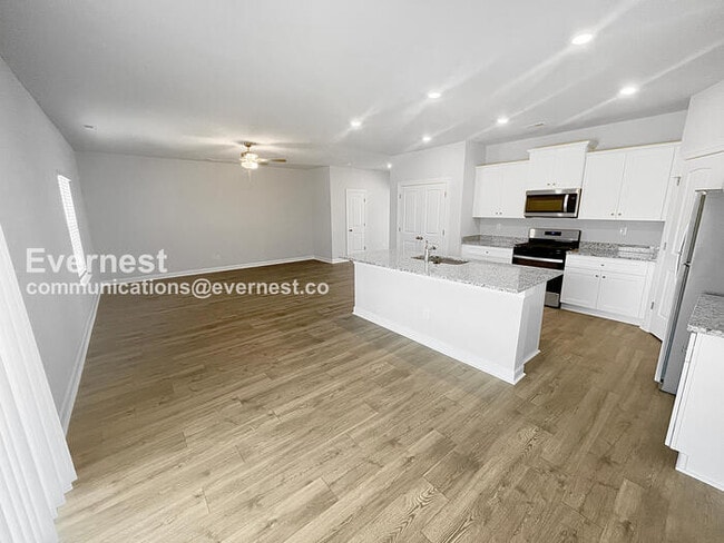 Building Photo - 3251 Quintana Dr