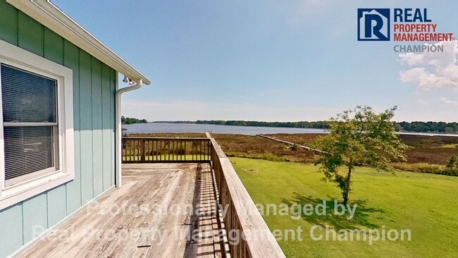 Building Photo - Charming Water Front Home with Private Dock