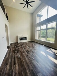 Building Photo - 1105 Ivy Ln