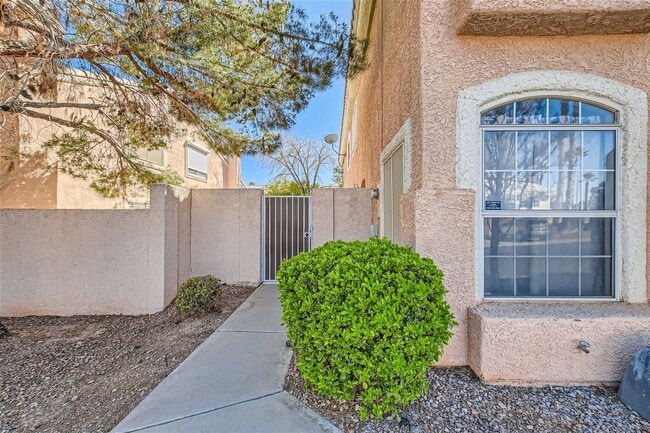 Building Photo - Gorgeous 2 Story Townhome Near Summerlin in Gated Community - (Ready April 1,2026)