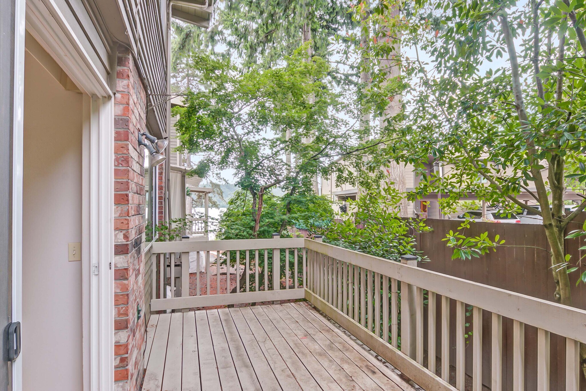 Building Photo - 4050 W Lake Sammamish Pky NE
