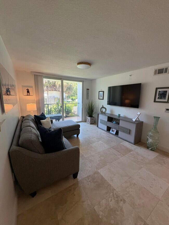 Building Photo - 1205 Villa Cir