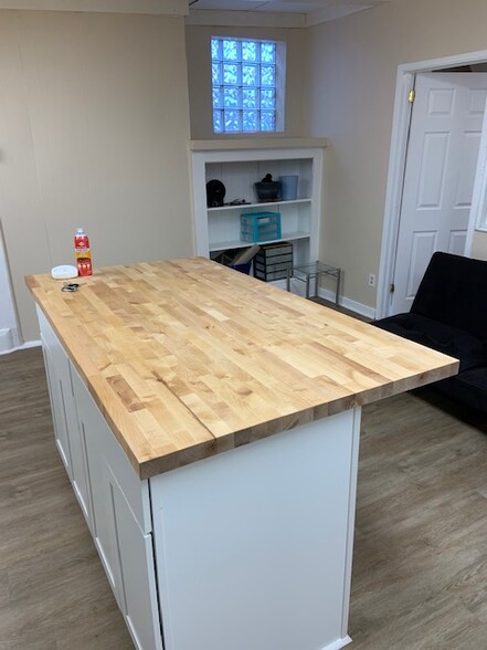 Island Kitchen. - 5832 Phillips Ave