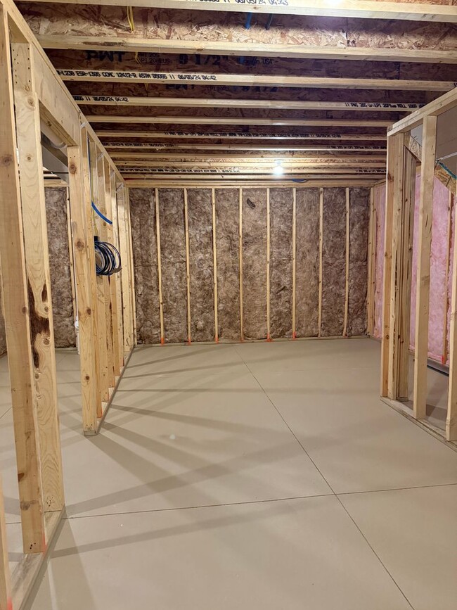 Building Photo - 2 bedroom/2.5 bathroom ranch townhome