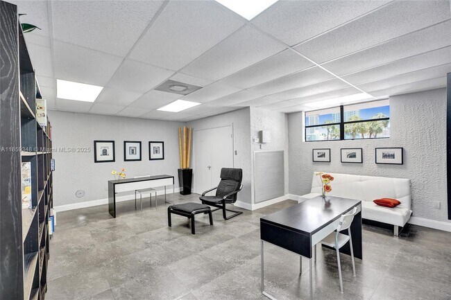 Building Photo - 200 Leslie Dr