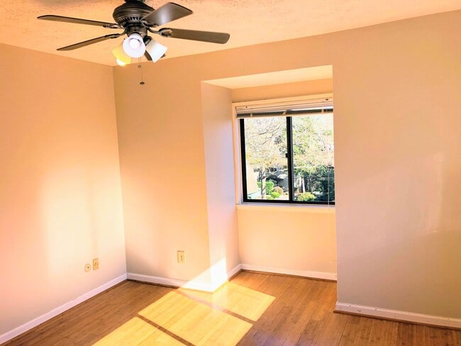 Building Photo - 3 bedroom 2.5 bathroom Home Near UGA and on the UGA Busline!