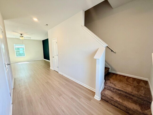 Building Photo - 6200 Lowe Ln