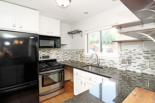 Building Photo - Move-in Ready End-Unit Stonehenge Townhome