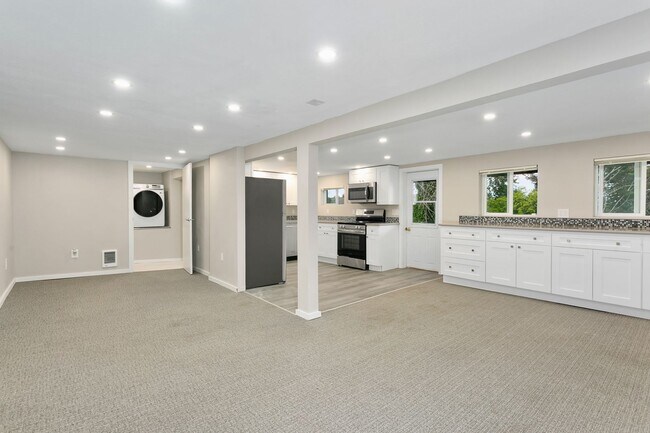 Building Photo - 2 bd 1 bath Apartment-entire bottom floor