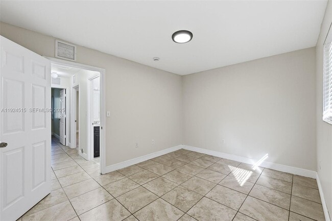 Building Photo - 1977 NW 5th Pl