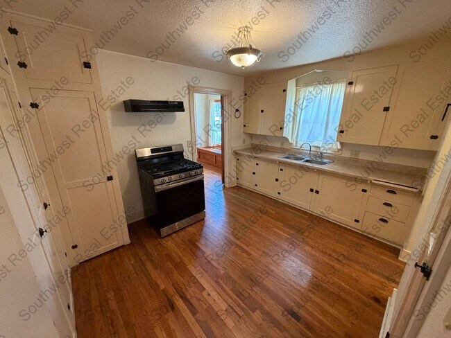 Building Photo - Spacious 2 bedroom 1 bath with a shop