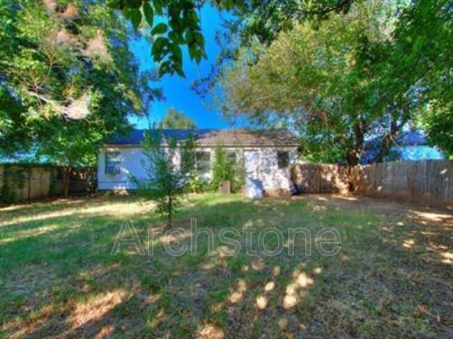 Building Photo - 1004 Sandra Dr