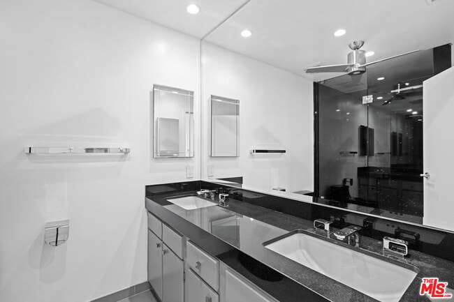 Building Photo - 4267 Marina City Dr