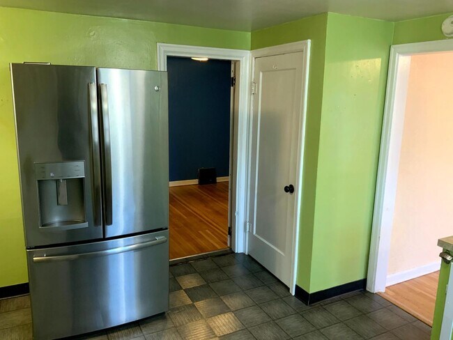 Building Photo - 4 Bedroom, 1.5 Bath House