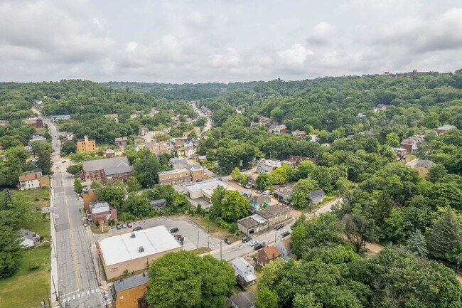 Building Photo - Stunning 2 bedroom home in Penn Avenue available August 1!